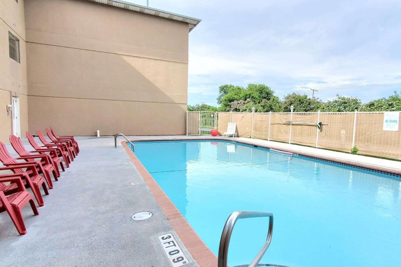Super 8 By Wyndham Temple I-35 Hotel Luaran gambar